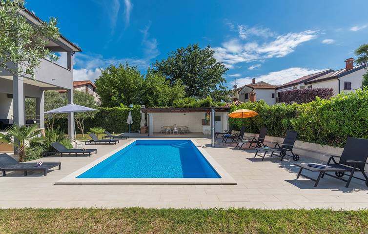 Ferienwohnung für 4 Personen, mit Balkon/Terrasse und Pool in Poreč