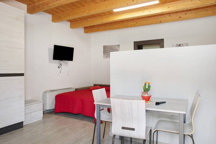 Estúdio inteiro, Apartamento 'Agriturismo L'isola Del Cavallo 4' com vista para a montanha, jardim partilhado e Wi-Fi in Talamona, Alpes de Orobie Ocidental