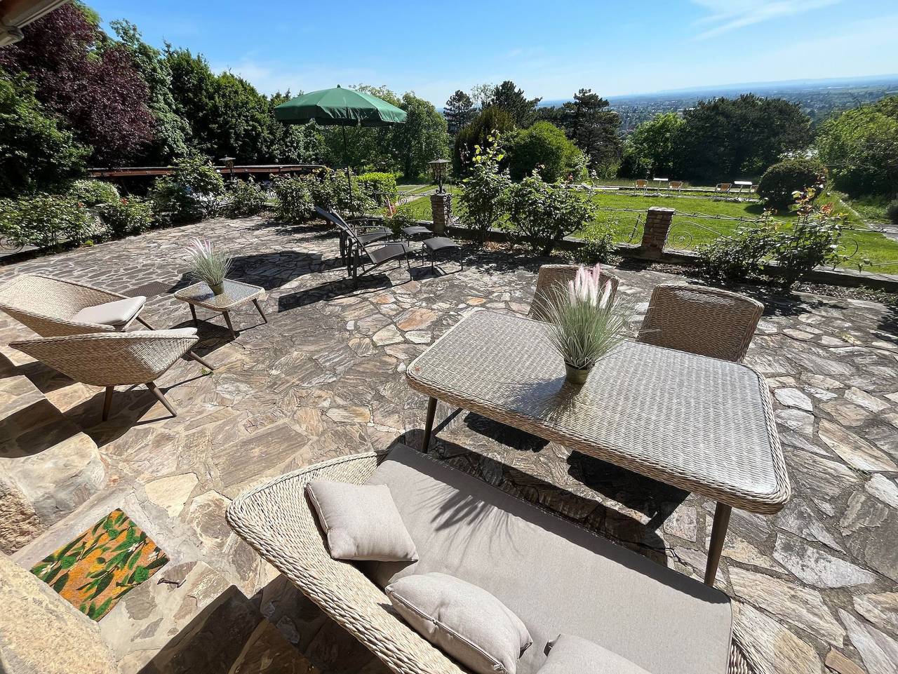 Ganze Ferienwohnung, Almschlössl - Apartment Terrassenblick in Baden bei Wien, Wienerwald