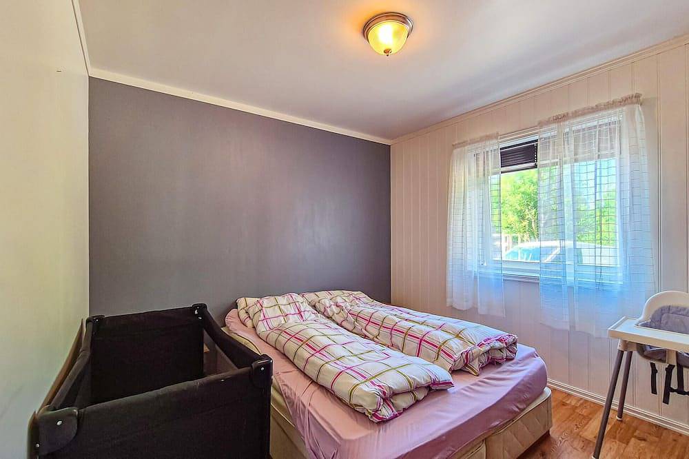 Cozy home in Sveio with Wifi in Hardangerfjord