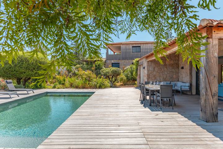 Location de vacances pour 8 personnes, avec jardin ainsi que piscine et terrasse à Zonza - 2