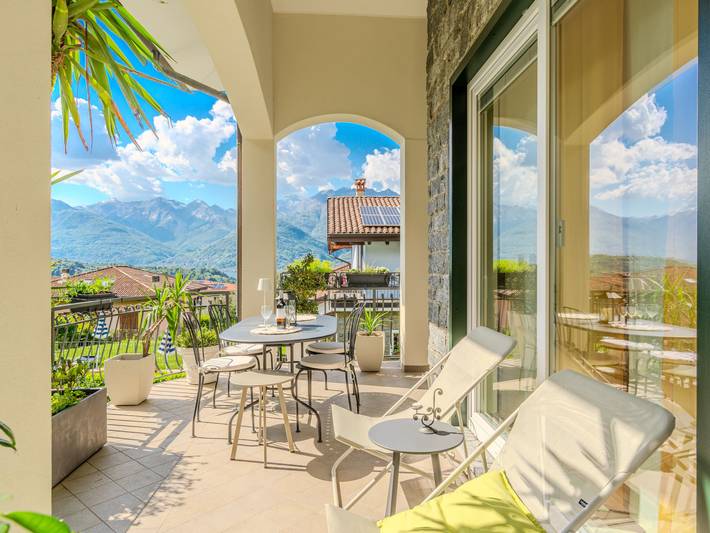 Ferienhaus für 6 Personen, mit Balkon und Garten sowie Seeblick und Ausblick in Colico