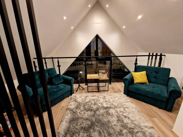 Huis met een tuin en uitzicht op de bergen in Karpaten (Polen)