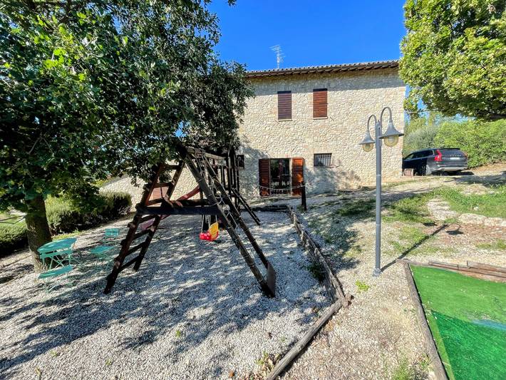 Detached villa - sleeps 10 - pool - pergola - playground for children - wifi in Todi, Perugia Province