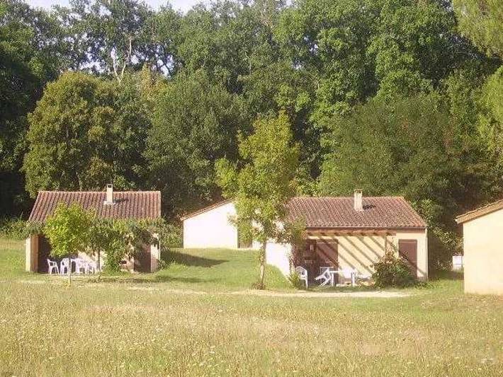 Gîte pour 4 personnes, avec piscine et terrasse à Puy-l'Évêque