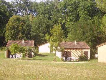 Gîte pour 4 personnes, avec terrasse et piscine à Puy-l'Évêque