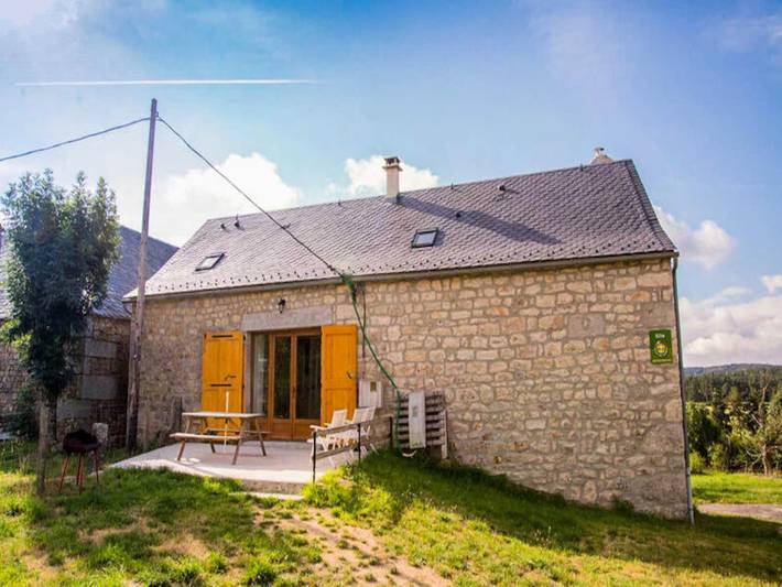 Gîte pour 6 personnes, avec piscine ainsi que jardin et terrasse, adapté aux familles dans L'Aubrac