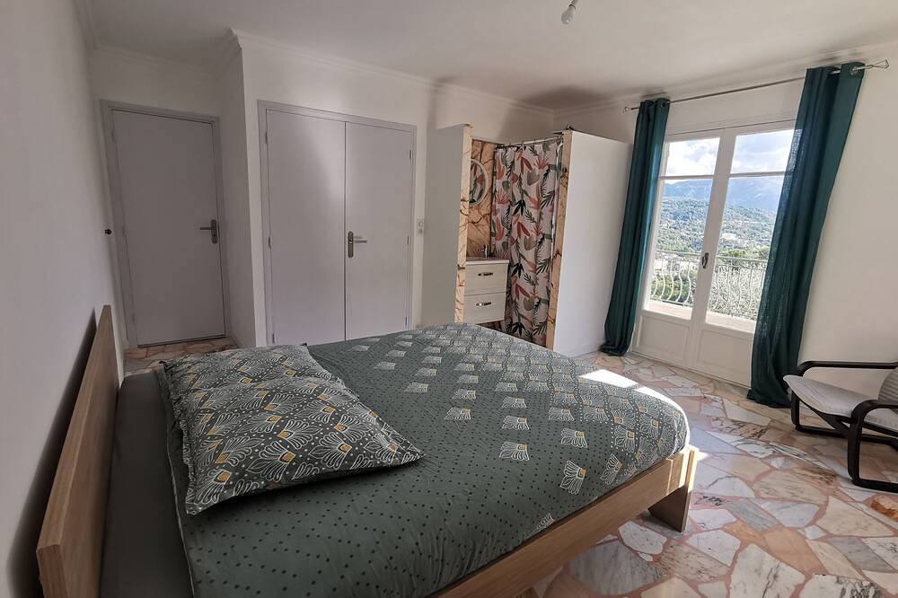 Séjour en pleine nature, vue imprenable, jacuzzi in Contes, Côte méditerranéenne (France)