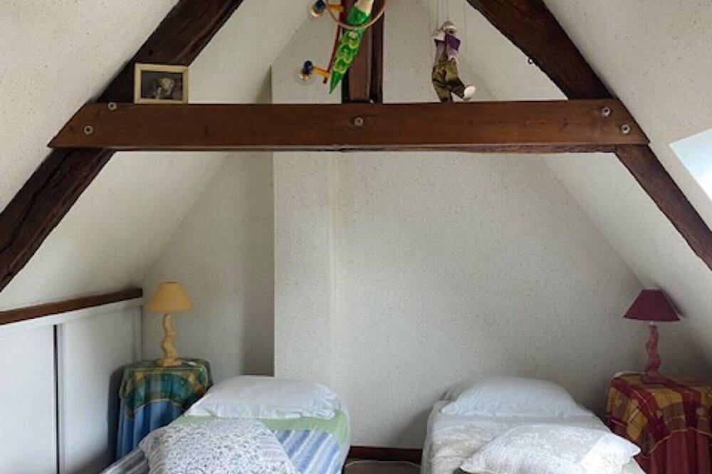 Chambre d'hôtes Le Relais Des Hirondelles - Gardénia jardin dans la propriété in Chaumont-en-Vexin, Oise