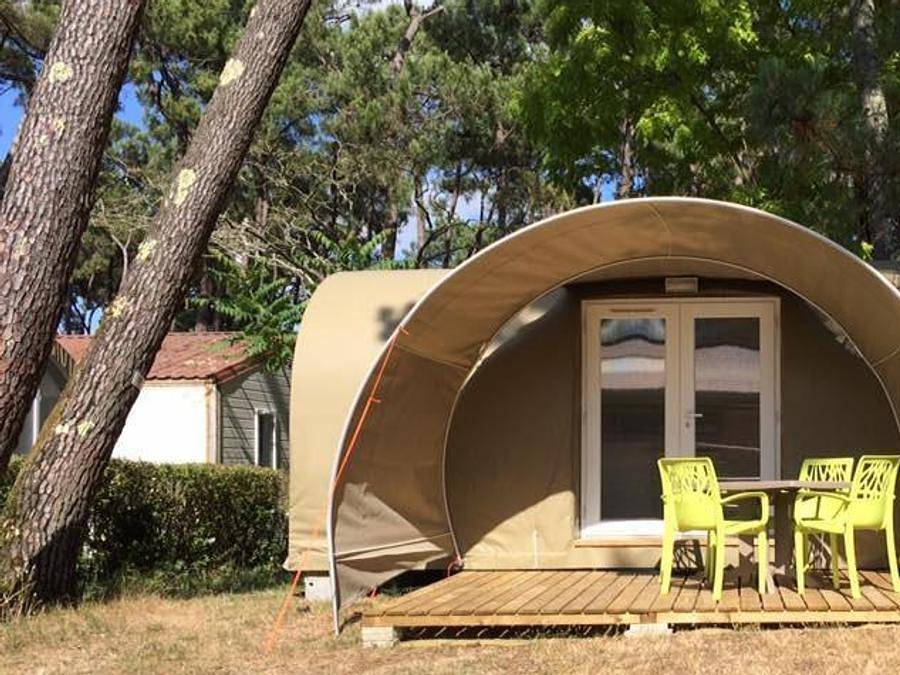 Flower Camping Au Bois des Biches - Tente 4 personnes - Coco Sweet 2ch-sans sanitaires | Insolite - 16m² terrasse couverte - sans Tv in Saint-Hilaire-de-Riez, Vallée de la Loire