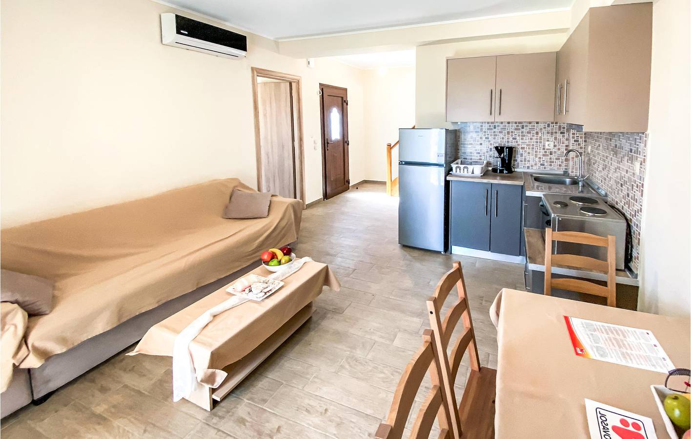 Entire holiday apartment, Cozy Coastal Apartment with AC and Parking, 2.5km to Beach in Phocis region