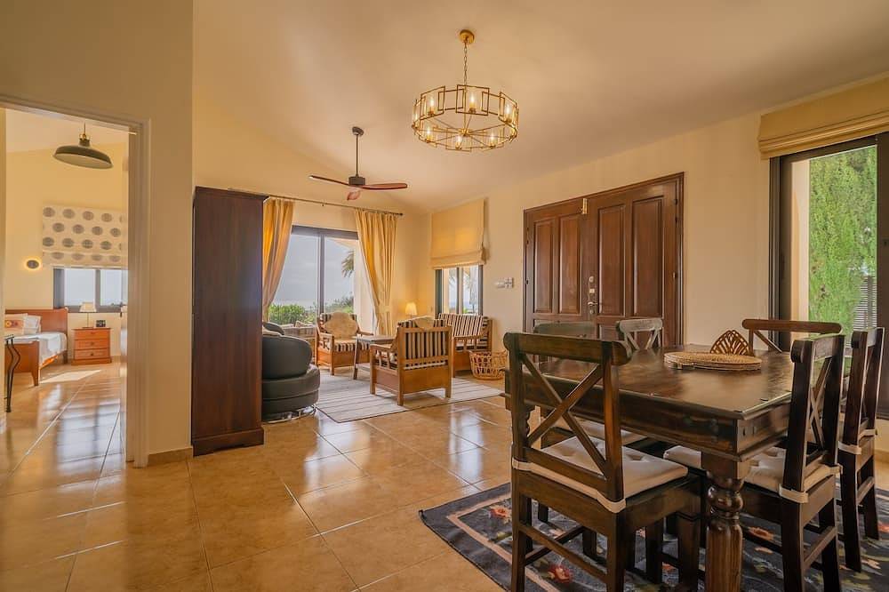 Villa Pleiades - sea views, private pool & hot tub in Kouklia Pafou, Chypre du Sud
