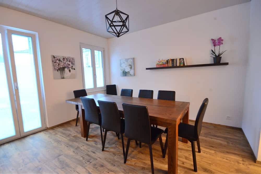 Entire apartment, Stylish new apartment located 3 mins walk from Interlaken West station. in Interlaken, Lake Thun