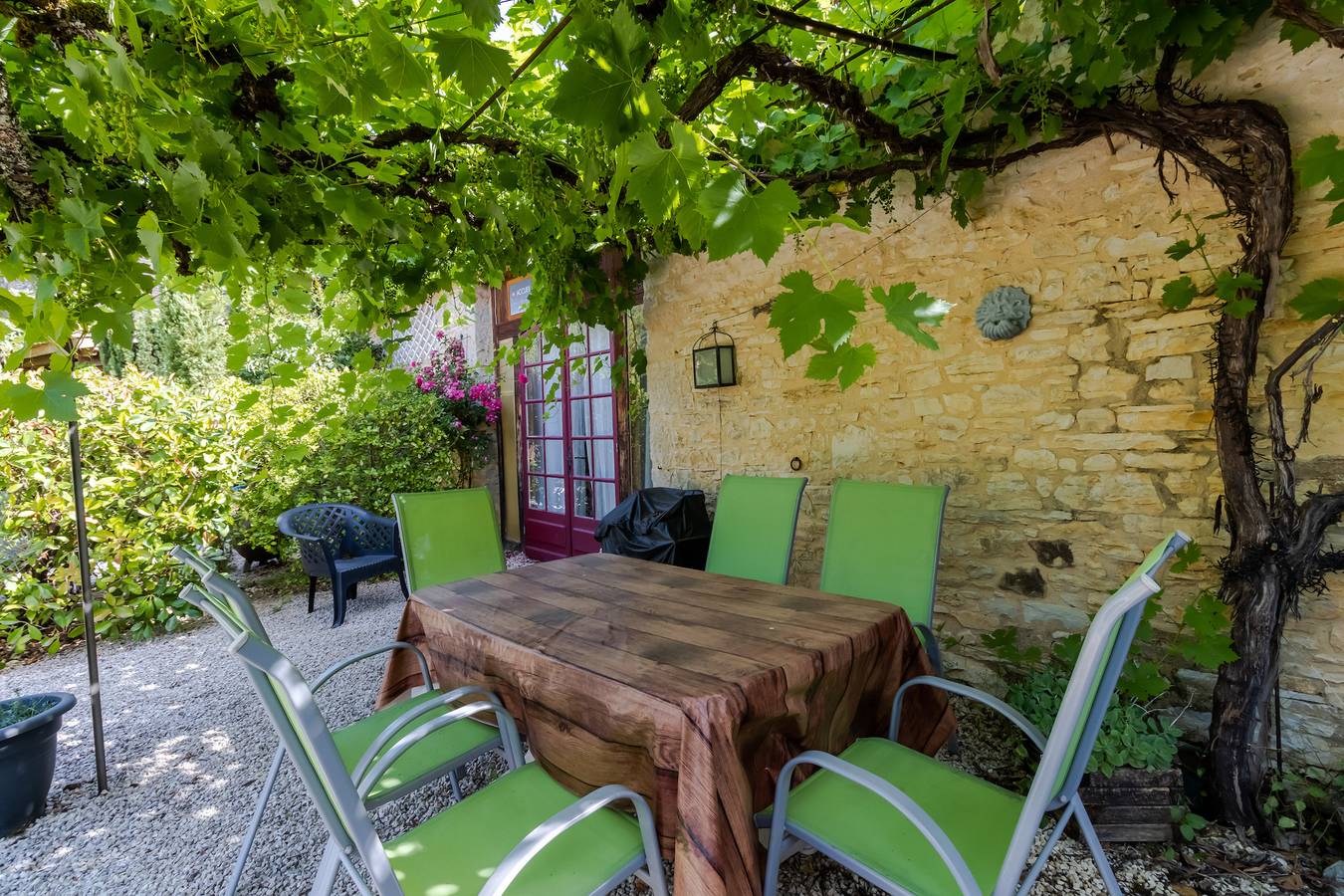 Petite maison "Gite Soleil" avec piscine partagée, terrasse privée et Wi-Fi in Dégagnac, Lot
