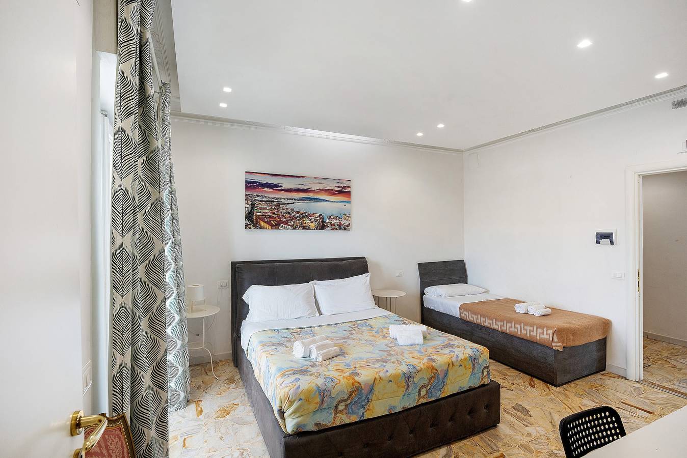 ‘Di Palma Suite Tripla’ Room with Shared Terrace, Wi-Fi and Air Conditioning in Naples, Naples Province