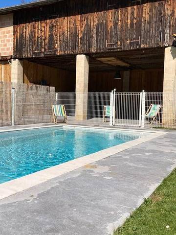 Gîte pour 6 personnes, avec terrasse et piscine ainsi que jardin et jacuzzi dans l' Isère