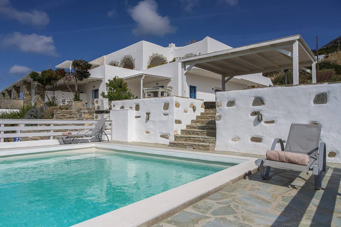 Heavenly Paros Villa | Villa Emerald Cove | 4 Bedrooms | Fully Airconditioned with Infinity Pool & Private Gardens & Sea Views | Agia Irini in Sarakiniko, Paros