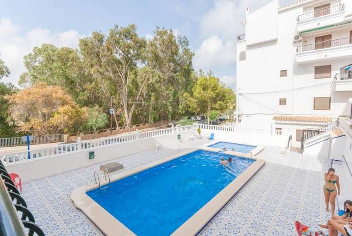Gîte pour 6 personnes, avec terrasse ainsi que piscine et vue dans Playa Flamenca - 3