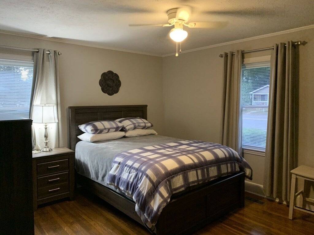 Charming house with a large fenced lot in a central location in Beaufort, Parris Island