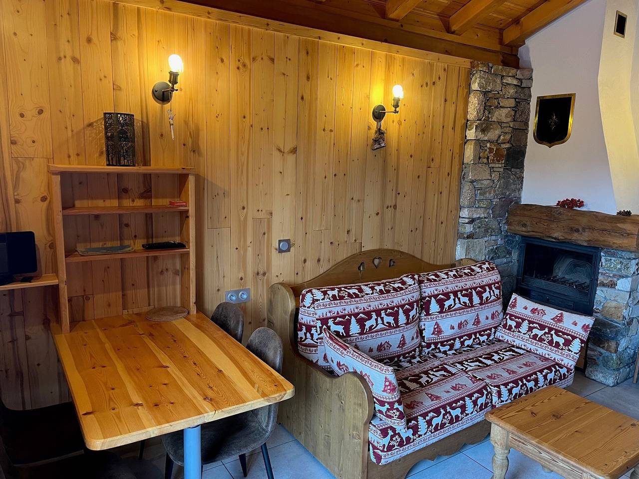 Apartamento entero, Apartamento 'Le Tyrol' con vistas a la montaña, jardín compartido y balcón in La Plagne, Bellentre