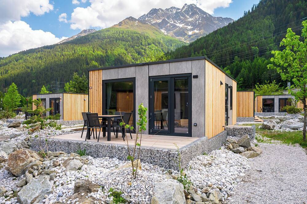 Entdecken Sie die Stanzertal Cabin auf dem Camping Arlberg, eine moderne, haustierfreundliche nachhaltige Unterkunft mit Blick auf die Alpen. Komfort, Natur und Stil vereinen sich zu einem unvergesslichen Urlaub, geeignet für jede Jahreszeit. in Lechtaler Alpen, Pettneu am Arlberg