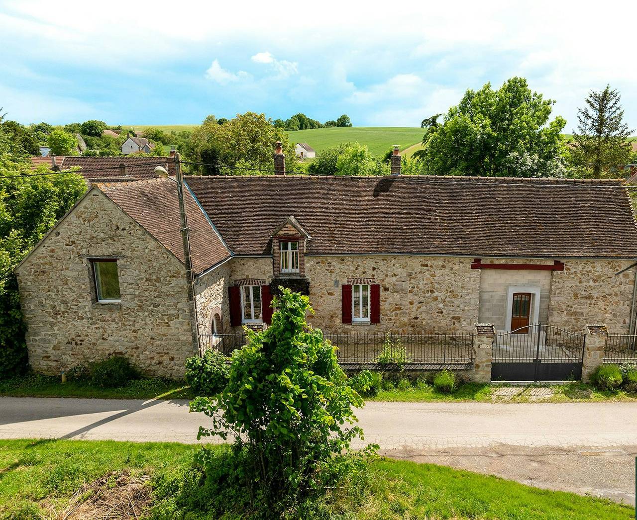 Apartamento entero, Casa rural del siglo Xix situada entre Troyes y Provins in Soligny-les-Étangs, Aube (desambiguación)