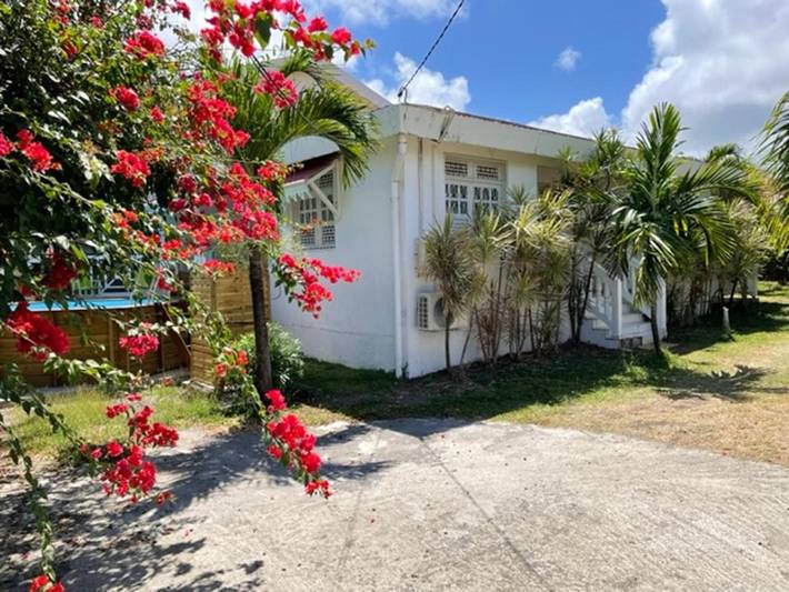 Location de vacances pour 8 personnes, avec balcon ainsi que piscine et jardin dans Pointe Faula