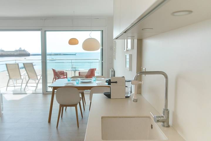 Apartamento entero, Piso Elena – Primera Línea con vistas espectaculares – 4/5 personas in Platja Gran de Palamós (Calonge), Palamós