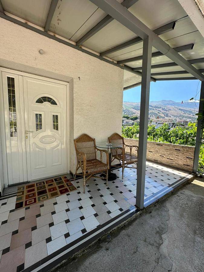 Maison d’hôte pour 5 personnes, avec Balcon ainsi que Terrasse et Vue dans Gjirokastër