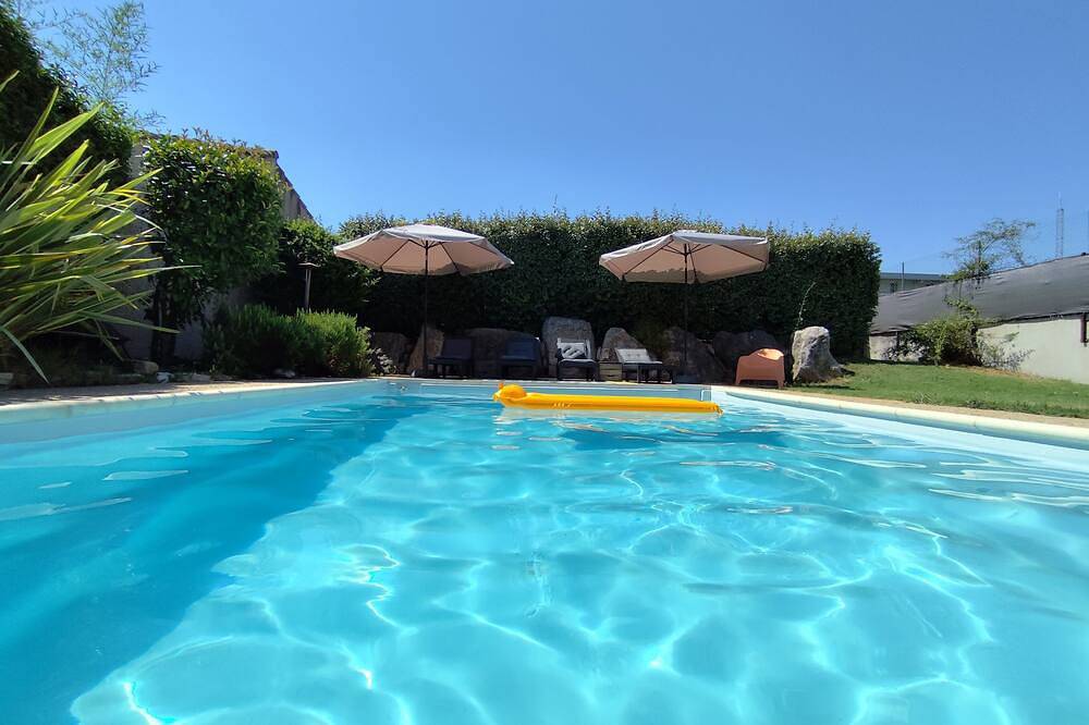 Casa con piscina, cocina de verano, terraza sombreada, amplio jardín. in Orgón, Region de Arles