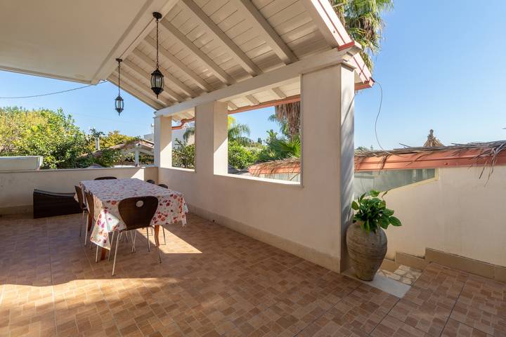 Apartamento entero, Apartamento con vistas al jardín y piscina y veranda privada in Tegolaio, Pozzallo