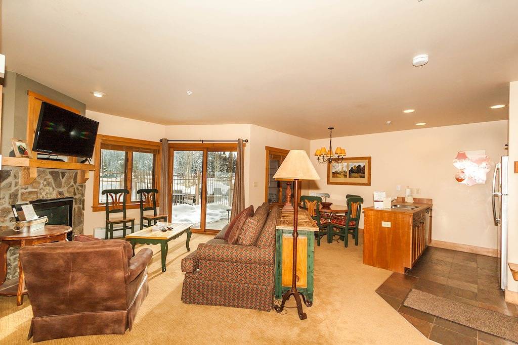 Ganze Wohnung, Geräumige Wohnung, extra komplettes Badezimmer, zu Fuß zu den Aufzügen, Slope & Pool Views in Arapahoe Basin