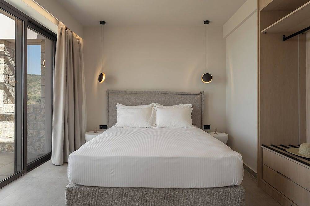 Villa Frame | Quiet Luxury with 2 Jacuzzis & Panoramic Sea View in Methoni in Finikounda, Messenien
