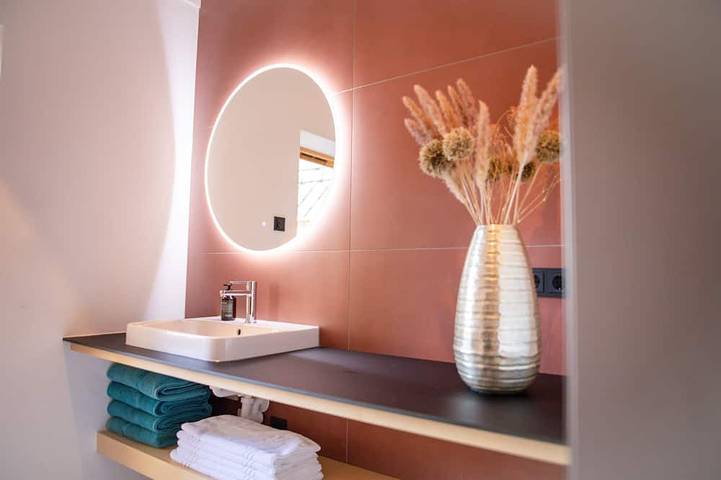 Ganze Wohnung, Balcony Suite mit wundervollem Seeblick in Frauenchiemsee, Chiemsee, Gemeinde