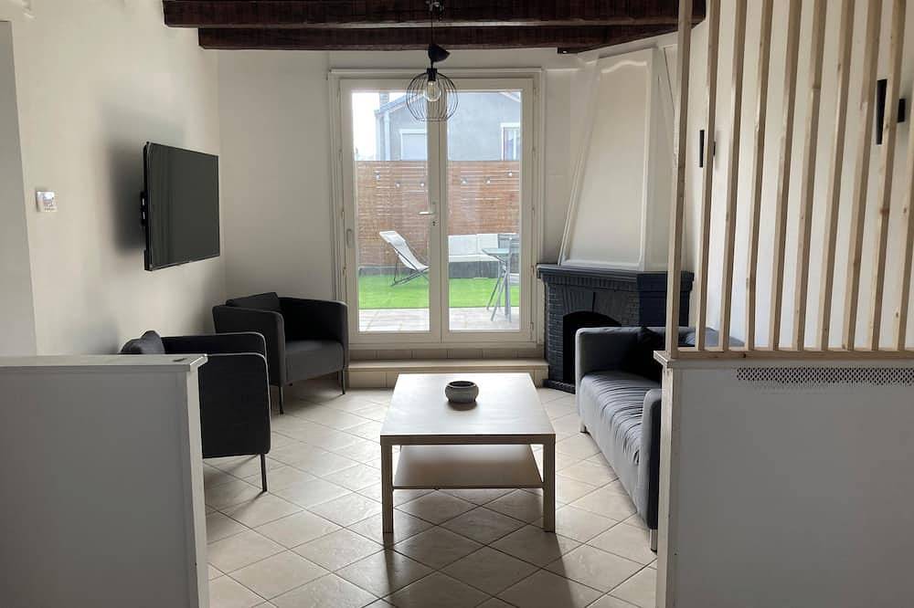 Beautiful house with terrace 10 minutes by train from Paris and 6 minutes walk from the station. in Colombes, Hauts-de-Seine