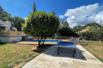 Location de vacances pour 8 personnes, avec jardin à Châteauneuf-le-Rouge