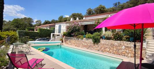 Chambre d’hôte pour 2 personnes, avec vue ainsi que jardin et piscine à Carcès