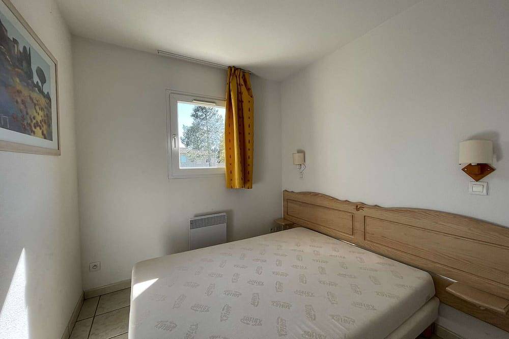 Charming Duplex House in Salavas: Terrace, Pools, Wifi, Pet-Friendly, Sleeps Up to 6 in Salavas, Ardèche