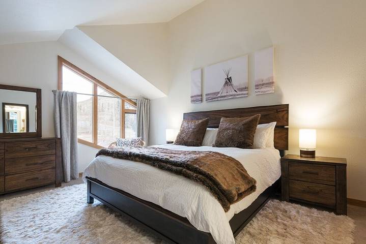 Vacation rental for 10 people, with balcony and hot tub as well as yard in Sun Valley ID