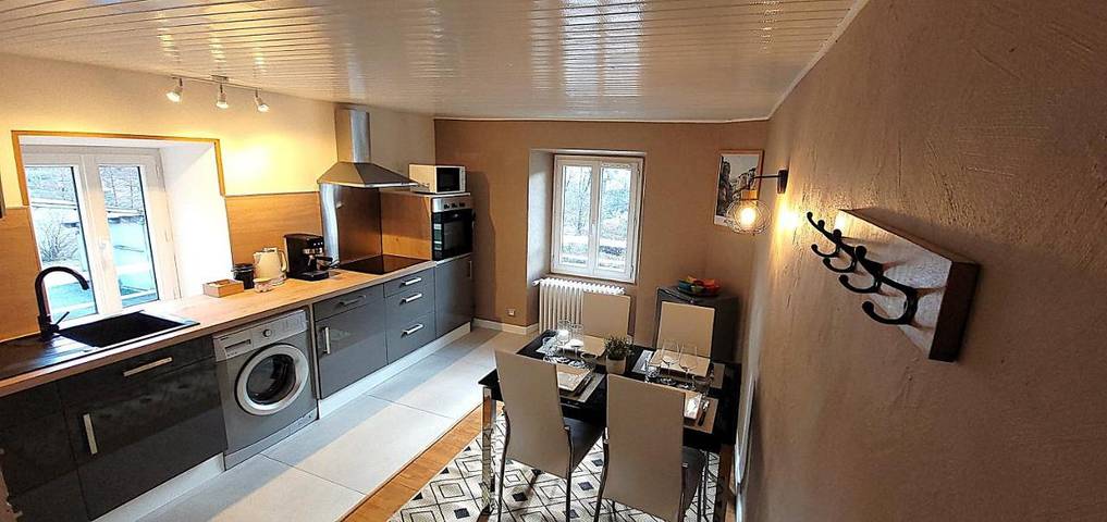 Gîte pour 2 personnes, avec Terrasse et Jardin ainsi que Piscine et Vue à Mariac