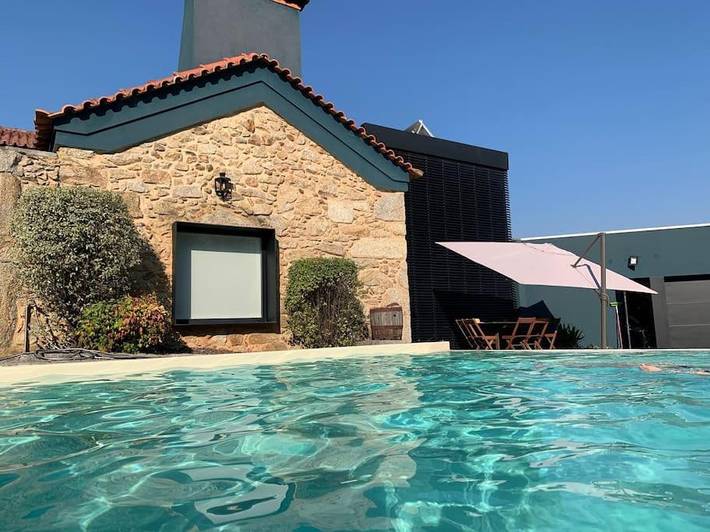 Location de vacances pour 4 personnes, avec piscine ainsi que jardin et vue à Santa Maria da Feira