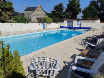 Cottage pour 2 personnes, avec jardin et piscine à Plouguernével