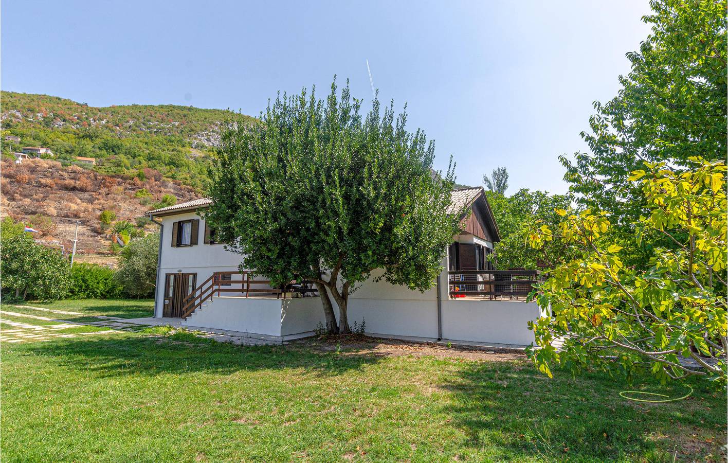 Charmante 90 m² große Wohnung mit Terrasse, WLAN, Klimaanlage und kostenlosen Parkplätzen in Dalmatinisches Zagora