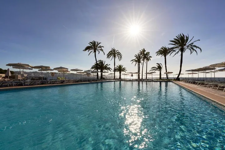Hôtel pour 3 personnes, avec jacuzzi et jardin ainsi que piscine et sauna - 1