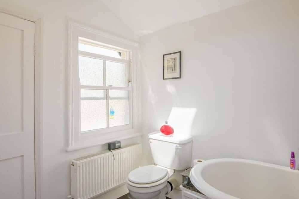 Charming 2 double bed cottage style house in the city in Bristol, South West England