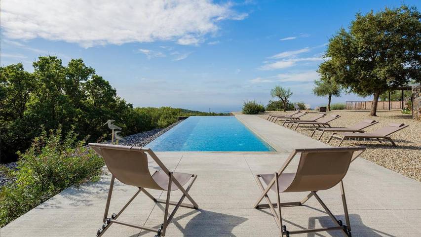 Villa für 10 Personen, mit Balkon und Terrasse sowie Garten und Pool in Ragalna