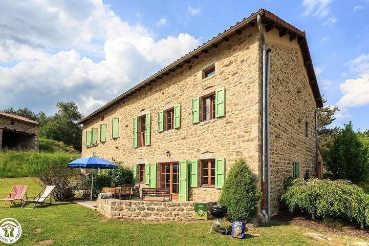 Location de vacances pour 4 personnes, avec jardin ainsi que terrasse et jacuzzi dans Saint-Jean-d'Aubrigoux