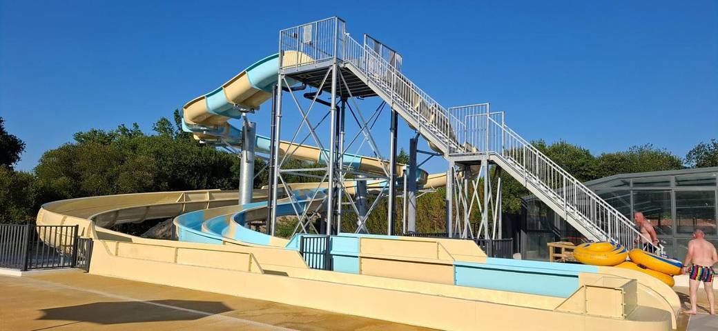 Camping pour 6 personnes, avec Jacuzzi et Terrasse ainsi que Jardin et Bassin pour enfant à Aureilhan