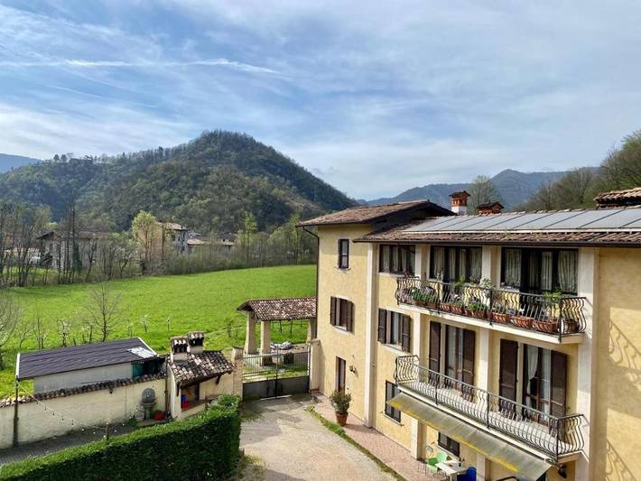 Residence per 2 persone, con terrazza e panorama nonché giardino, con animali domestici in Lombardia