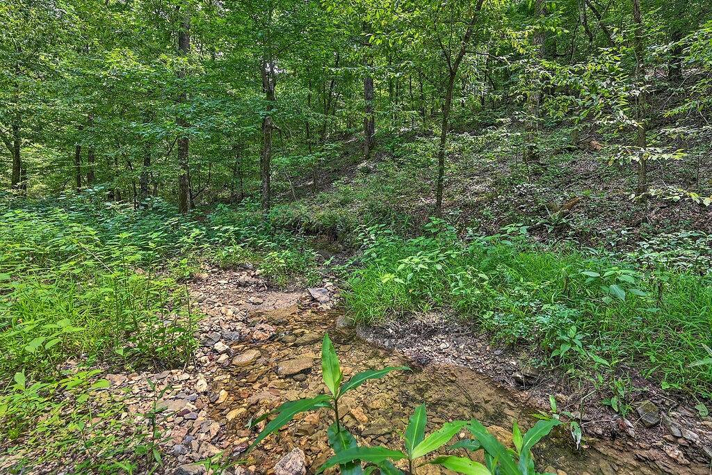 Luxe Broken Bow Cabin: Hot Tub ~ 3 Mi to Hochatown in Broken Bow, McCurtain County